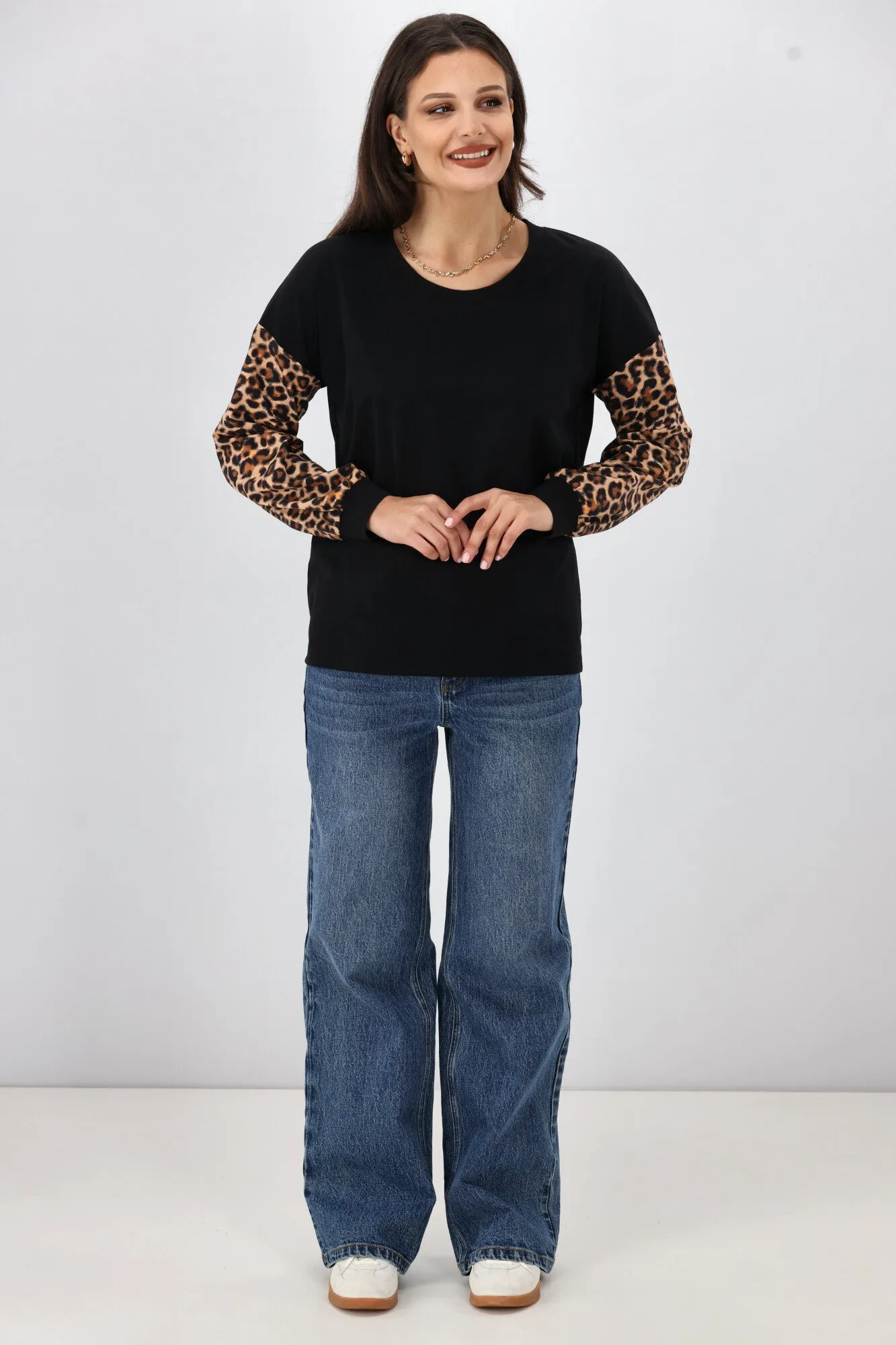 Shine On Label Antigini Crew Neck Top Animal Print Smooth Stitching FlexibleCuff