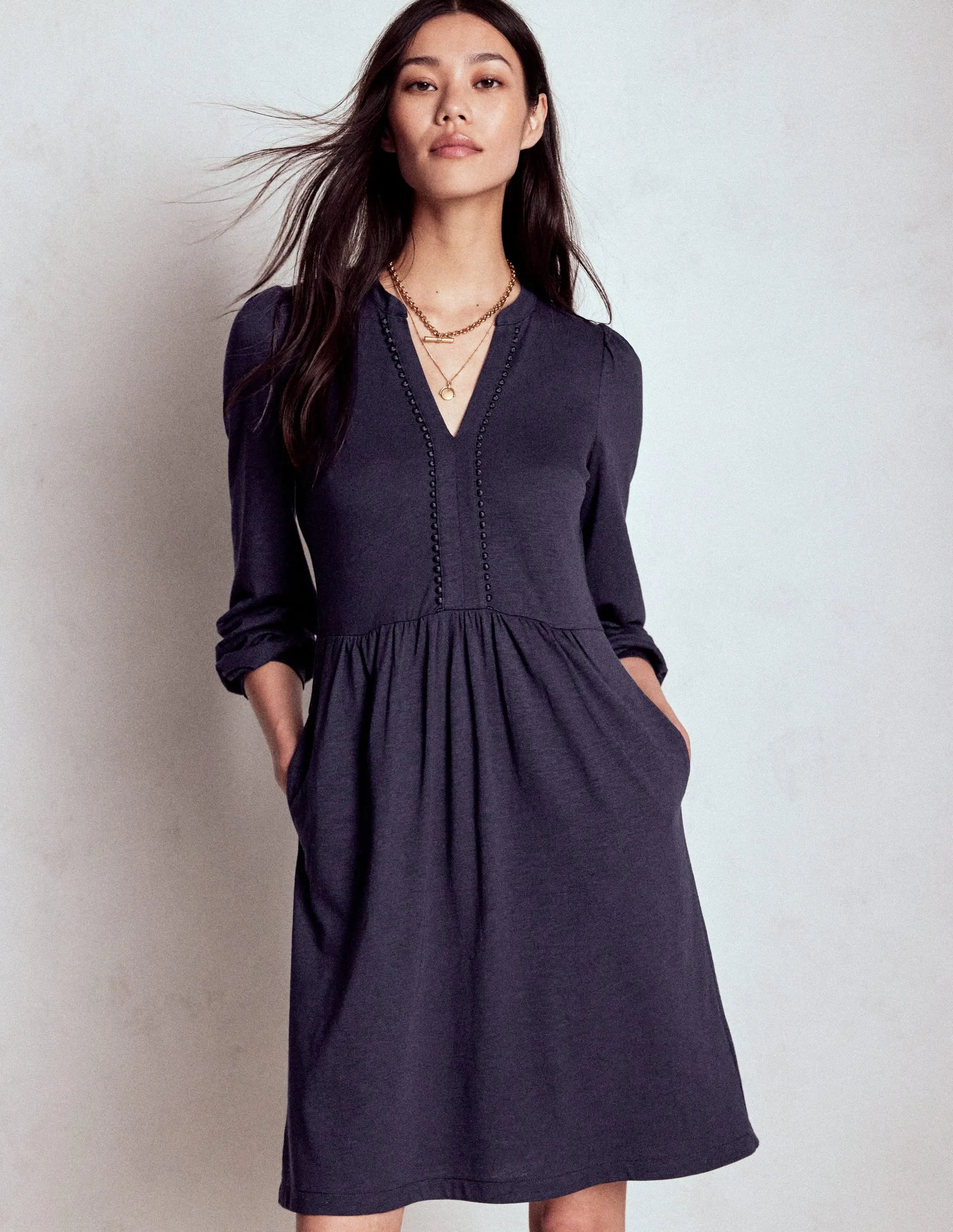 Naomi Relaxed Jersey Dress-Navy Silk Shine Street Mood