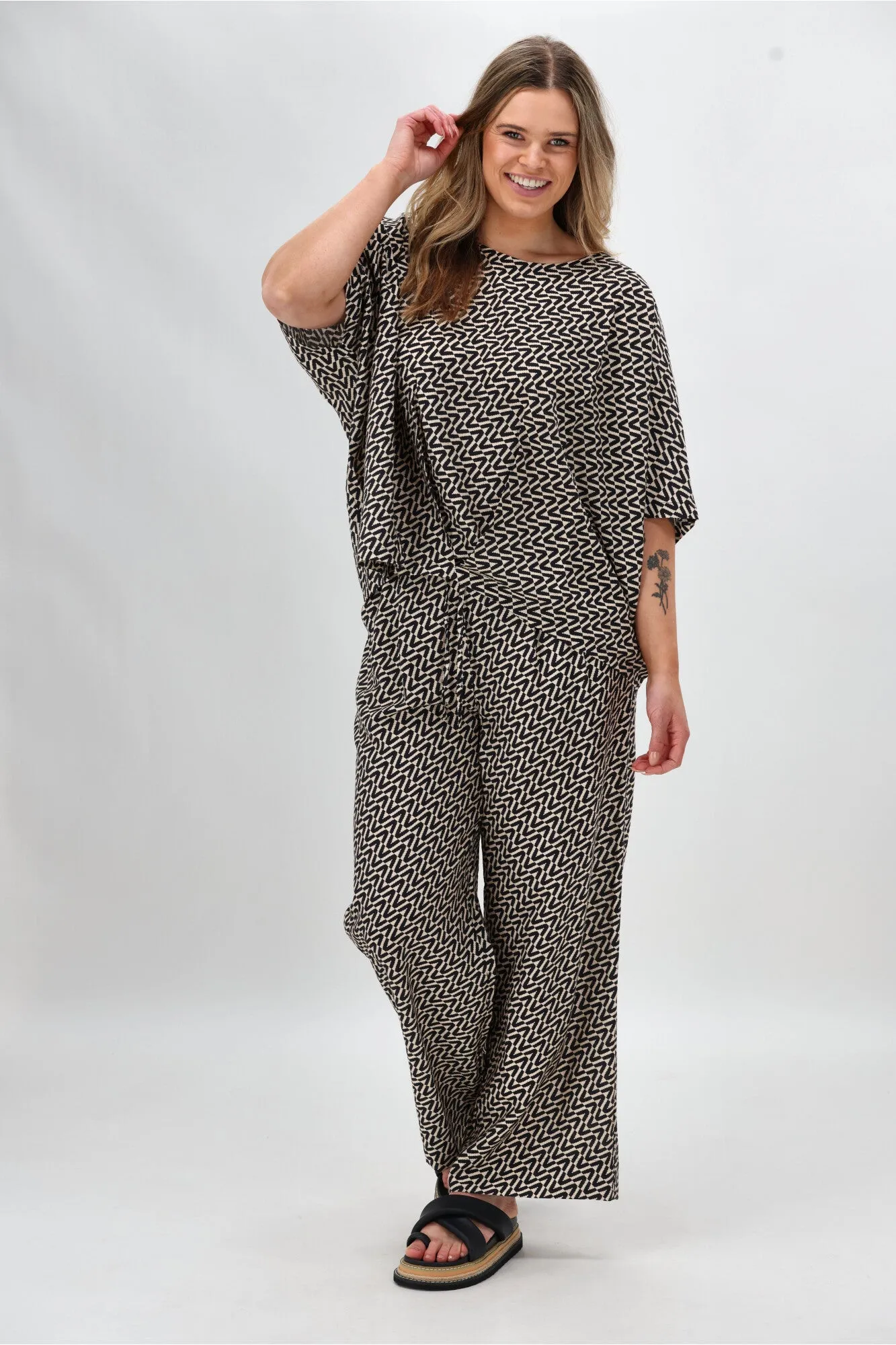 Shine On Label Tui Tuck Front Oversize Top Black Natural Geo Flexible Waistband Adaptation Reflective Trim Details